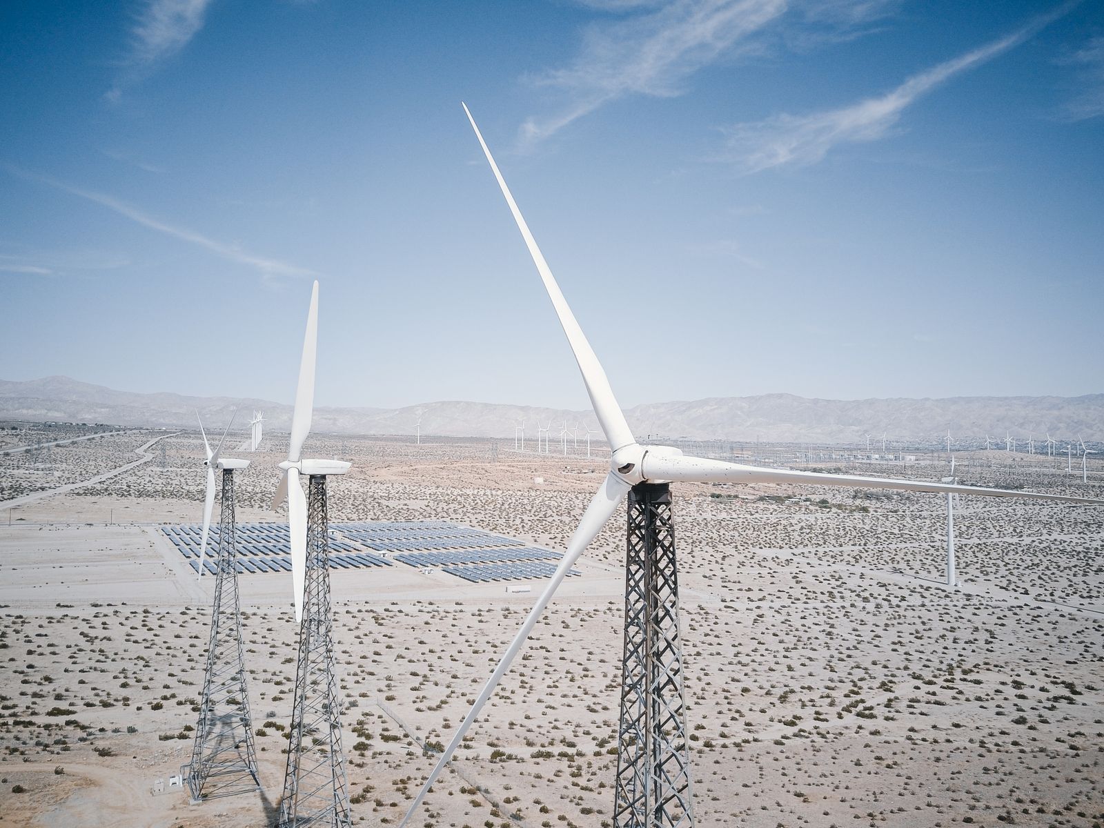 Windkraftanlagen und Solarfelder in einer weitläufigen Energielandschaft