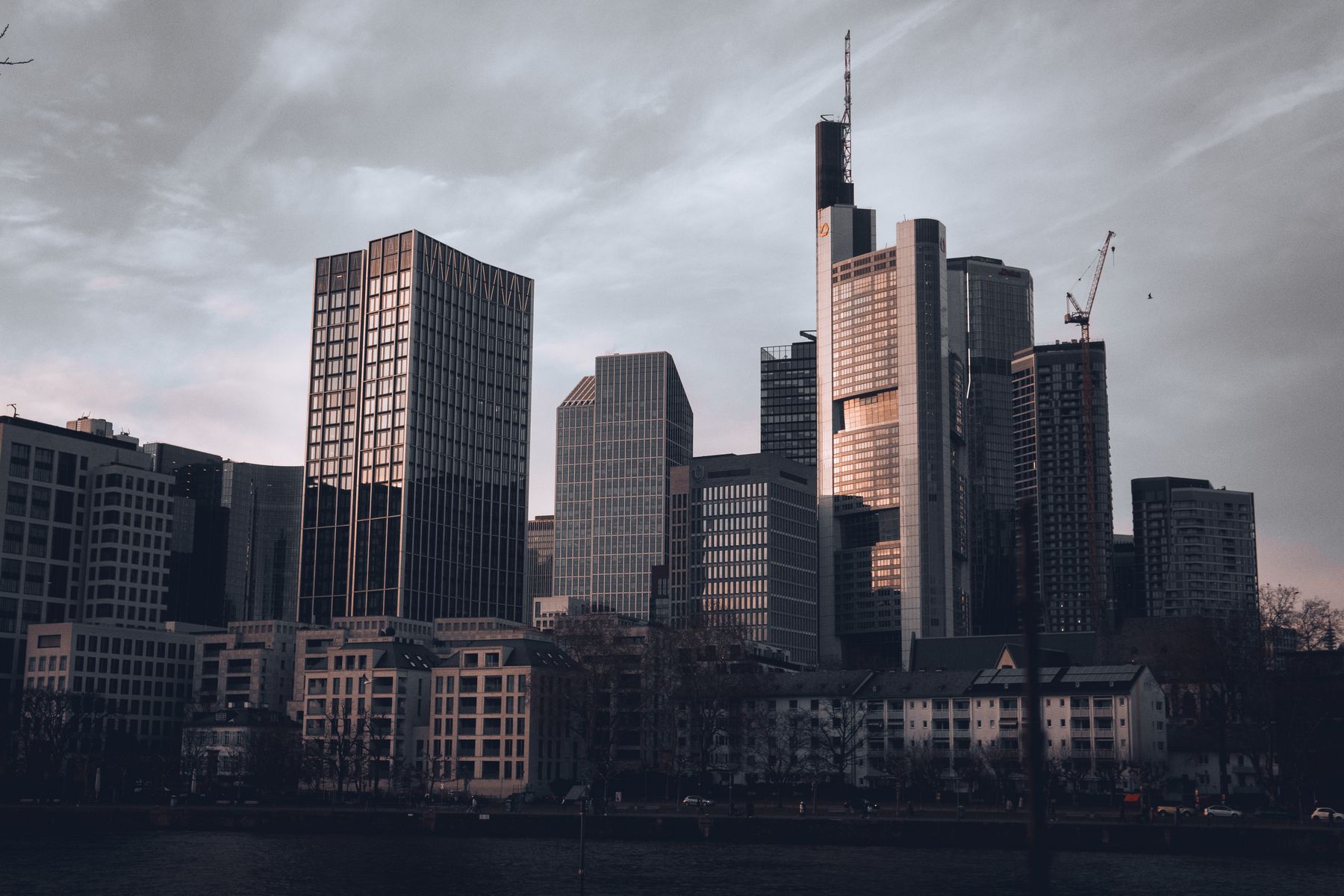 Frankfurter Bankenviertel mit markanter Hochhaus-Skyline